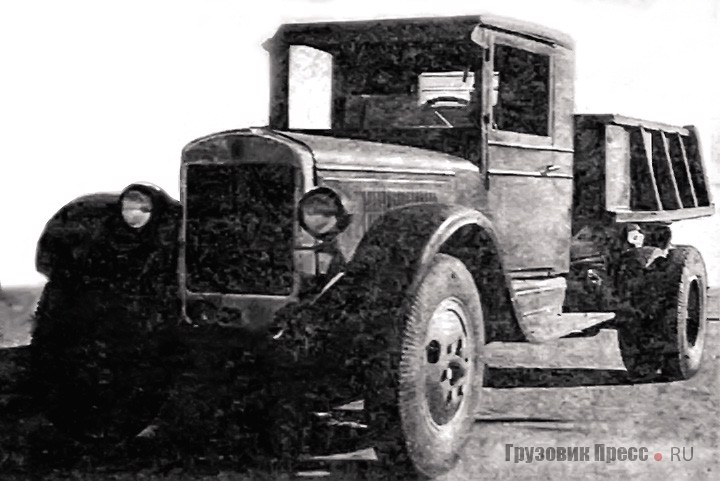 Подобные гидравлические самосвалы в конце 1930-х изготовлялись кооперативно несколькими столичными заводами и 2-м Авторемзаводом АТУЛ в Ленинграде. Как правило, боковые борта имели по три усилительных стойки