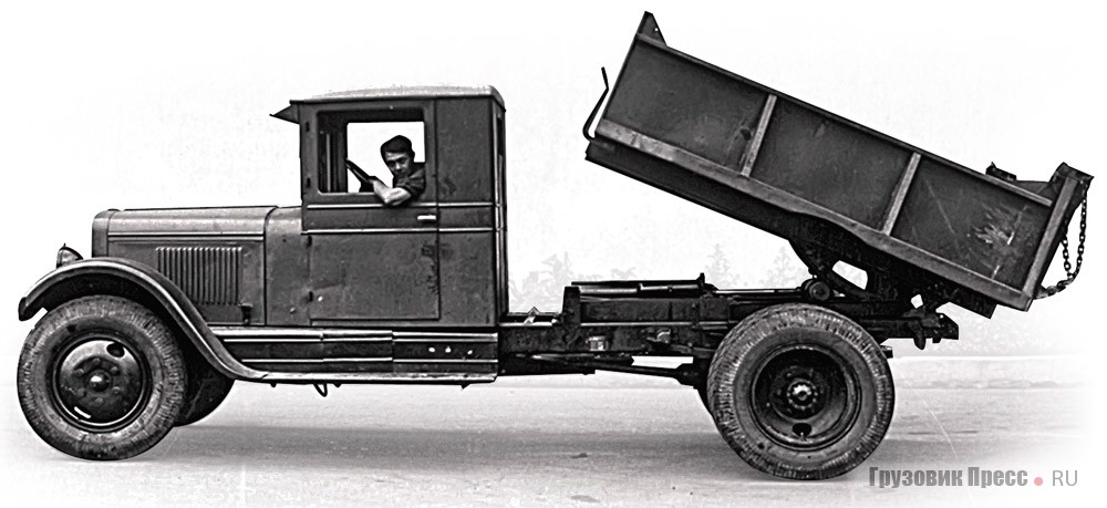 Ещё в 1934–1935 гг. Автозавод имени Сталина построил три опытных самосвала с более надёжными коробообразными кузовами. Вариант с задней разгрузкой (на фото) фигурировал под индексом ЗИС-19