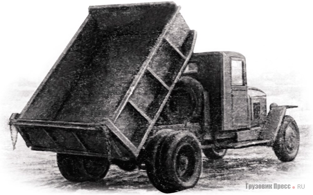 Один из ранних образцов ЗИС-05 производства ММЗ с тремя усилительными стойками по бокам кузова и двумя стойками заднего борта, 1947 г.