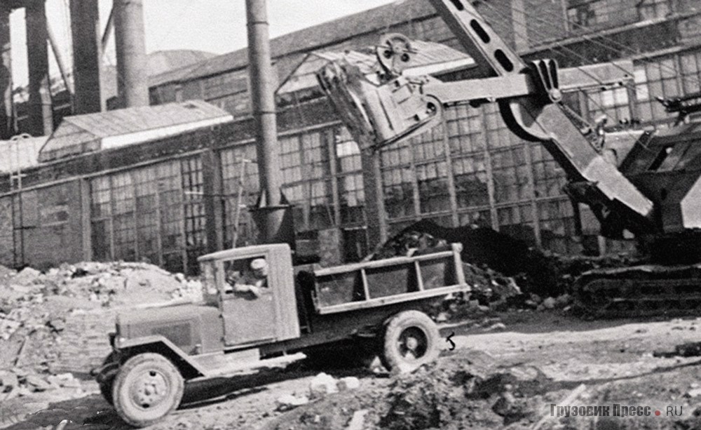 Серийный самосвал ЗИС-05  на строительстве в Воронеже, начало 1950-х