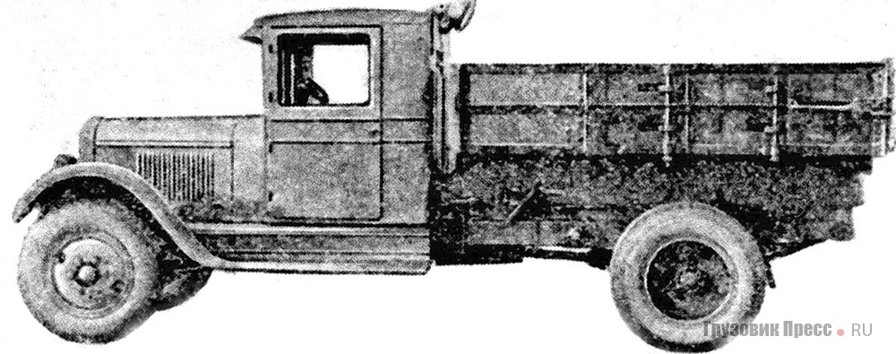Самосвал-штабелевоз треста «Мосавтогруз» на шасси ЗИС-5 в транспортном положении. КОМ, приводившая в движение самосвальный механизм, устанавливалась на КП автомобиля вместо компрессора для накачивания шин, 1937 г...