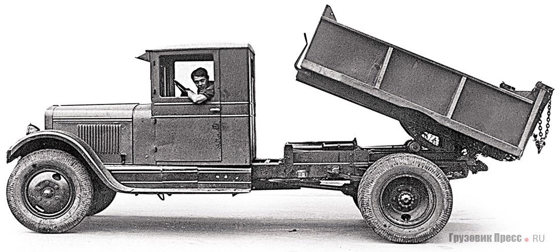 Один из трёх опытных самосвалов завода им. Сталина с гидравлическим подъёмником и металлическим кузовом, изготовленным на шасси ЗИС-5 в 1935 г.
