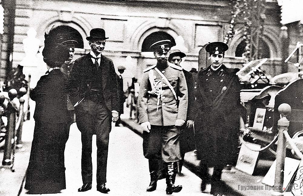 Луи Рено (слева) и вице-президент Императорского Российского автомобильного общества В.В. Свечин (в середине) на IV Международной автомобильной выставке. Петербург, 1913 г.