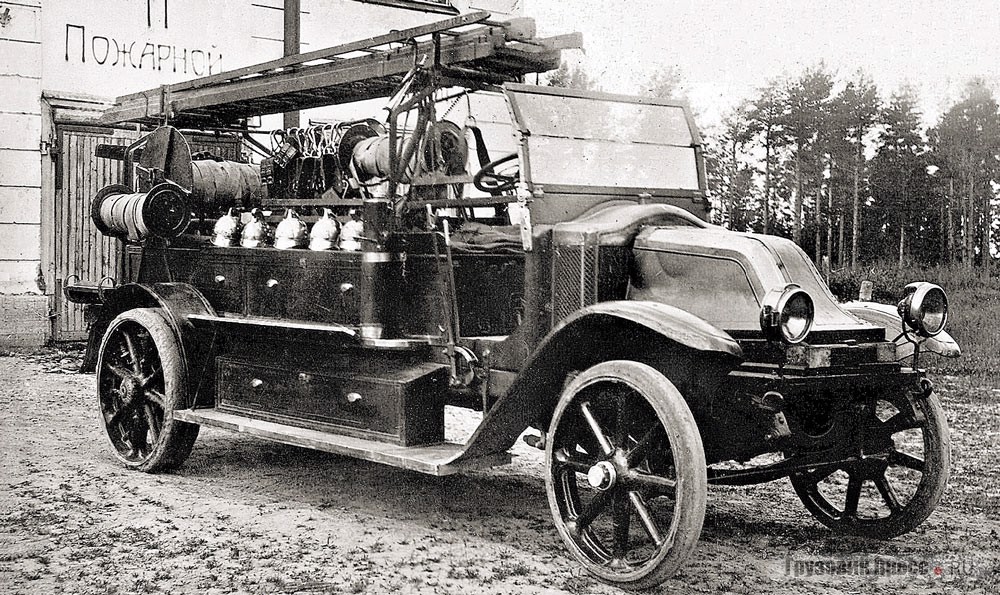 Грузовик Renault EE времён Первой мировой войны, капитально отремонтированный и переделанный в пожарную машину. Ленинград, 1926 г.