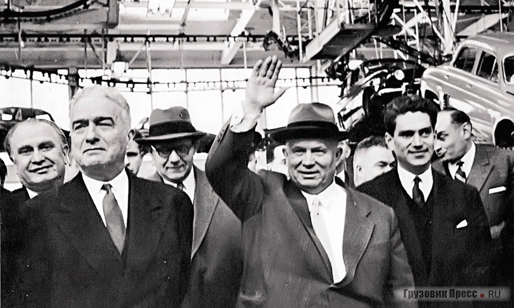 Н.С. Хрущёв приветливо машет рукой французам на заводе Renault, где собирали седаны Dauphine. Флен, 1960 г.