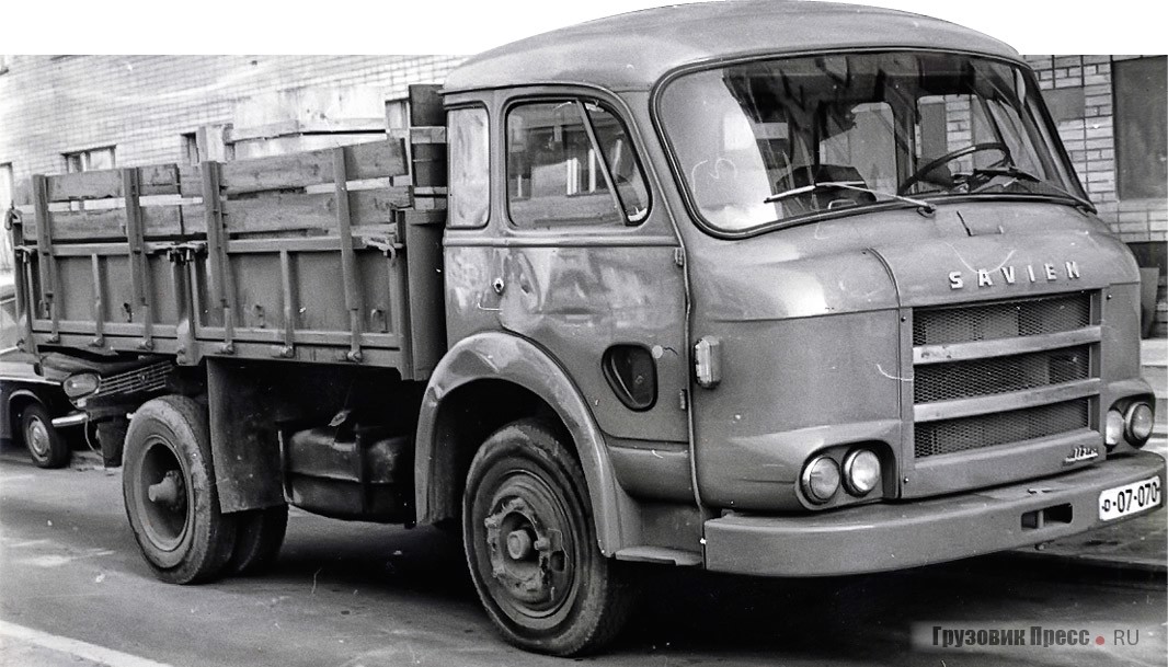 После войны продукция Renault встречалась крайне редко. Этот Saviem JL21 конца 1950-х в 1965 г. был «сослан» имущественным департаментом МИДа Республики Франция для обслуживания  московского посольства уже подержанным. Весьма часто грузовик уныло торчал без дела возле ресторана «Пекин»