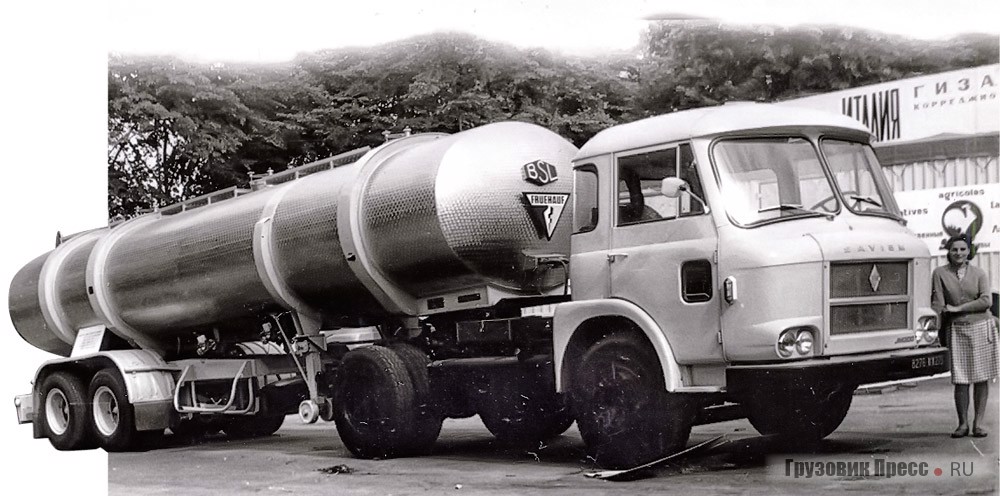 Седельные тягачи Saviem JM200 образца 1965 г. с полуприцепом-цистерной Fruehauf для перевозки молока и полуприцепом Fruehauf для транспортировки зерна на выставке сельскохозяйственных машин и оборудования в июне 1966 г.