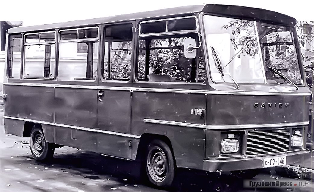 15-местный 5,2-метровый автобус Gruau S16 на шасcи Saviem Trafic SB2 образца 1967 г. До 1970 г. возил детей сотрудников французского посольства в дипломатическую школу. Затем машину передали на автокомбинат № 11 (Хорошёвское шоссе), где она отработала лишь год и была списана. По иронии судьбы в  1971 г. эти автобусы сняли с производства