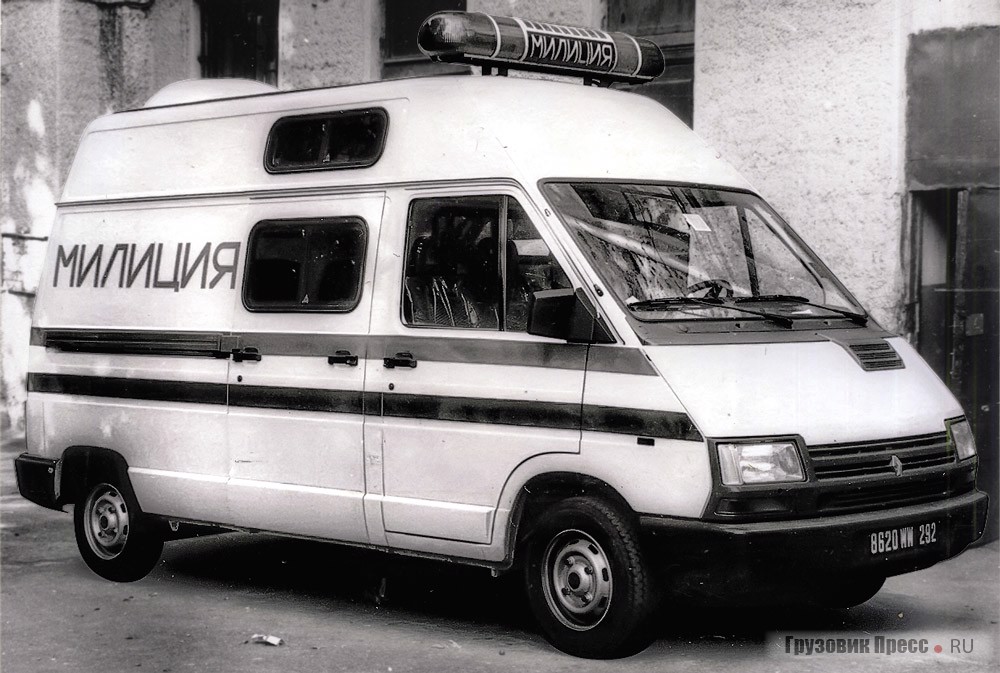 Renault Trafic T414 (серии X20 рестайлинг) 1991 г. выпуска возле главного управления ГАИ возле здания ГУ МВД СССР на Садовом кольце. Всего было поставлено около десятка таких машин