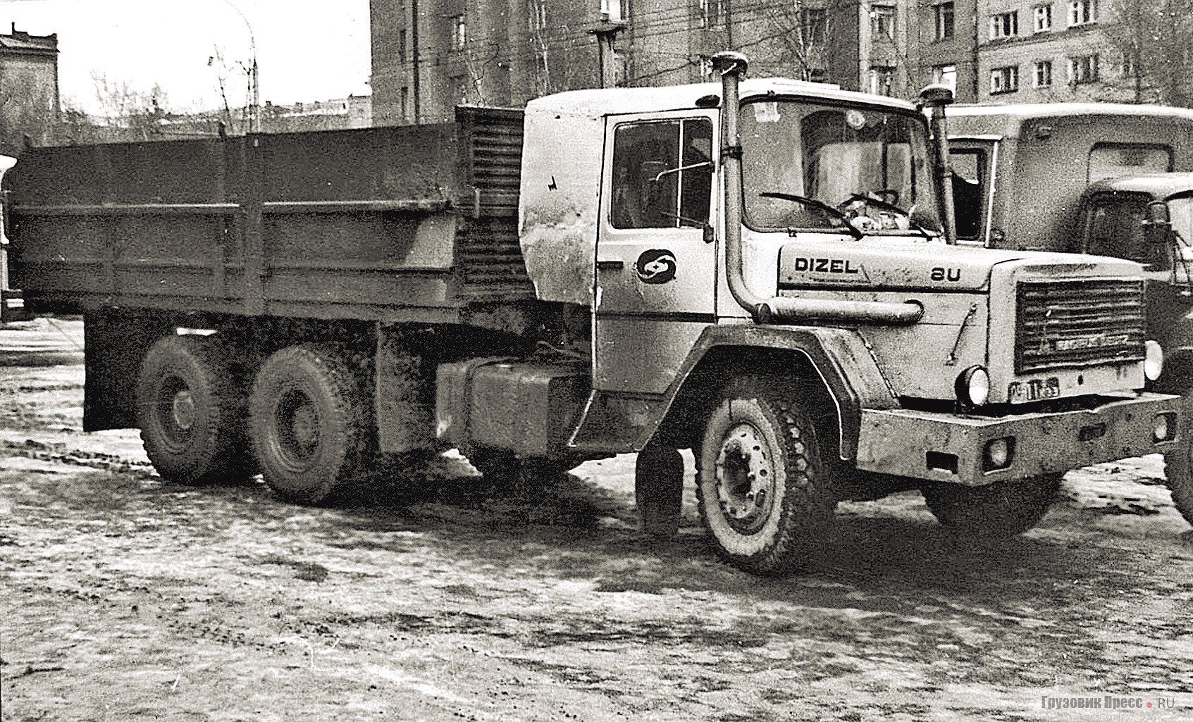 Любопытный экземпляр из Красноярского края с металлическим бортовым кузовом, «дальнобойной» кабиной со «спальником» и отечественными фарами, в том числе круглыми нижними в бампере. Новосибирск, март 1990 г.