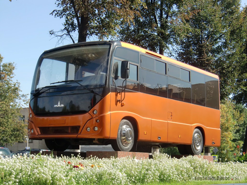 Макет автобуса МАЗ 241 - самый молодой в экспозиции. Фото от 6 августа 2011 года