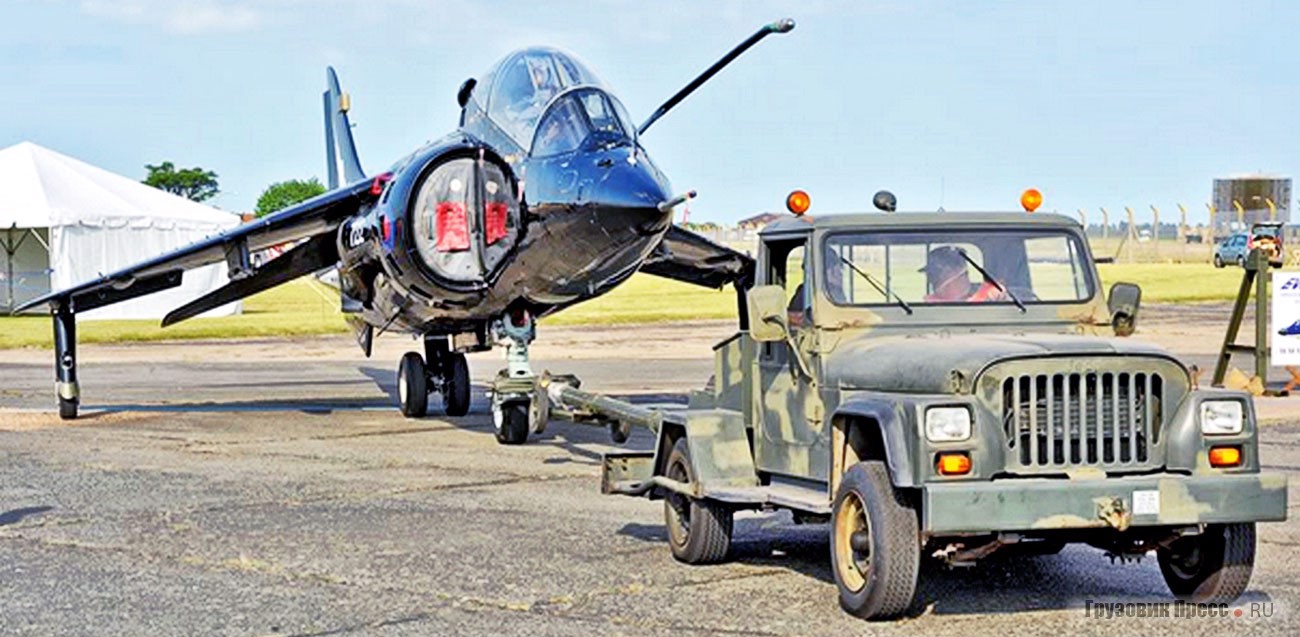 Аэродромный тягач Jeep CJ-10A буксирует штурмовик AV-8A (британский Hawker Siddeley Harrier для ВВС США). В свою очередь тягач выпущен мексиканской компанией VAM. С 1984 по 1986 г. изготовлено 2300 экземпляров