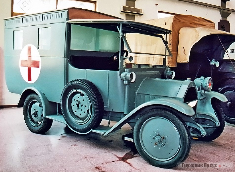 Санитарный фургон [b]Fiat Tipo 2F[/b] впервые применялся в Ливийской кампании 1912 года. Отличался моноблочным 4-цилиндровым двигателем рабочим объёмом 2,6 л (20 л.с. при 1700 об/мин) с алюминиевым картером, а также приводом ведущих колёс карданным валом. На похожем фургоне, уже в годы Великой войны, ездил Эрнест Хемингуэй
