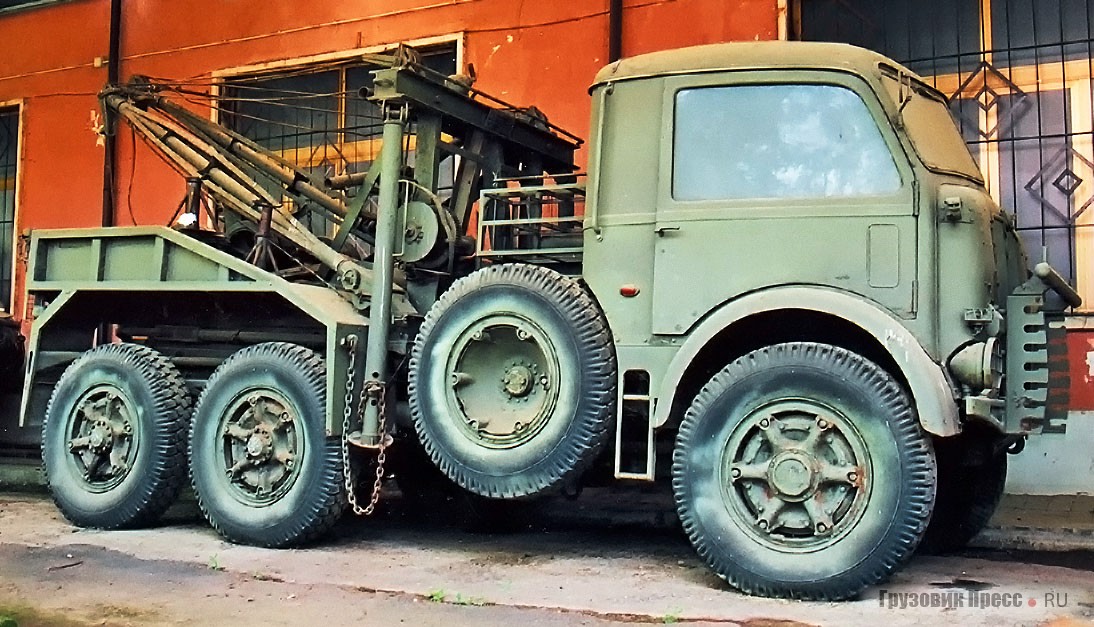 [b]Эвакуатор на шасси полноприводного SPA Dovunque TP50[/b] (9,4 л, дизель, 6 цил., 110 л.с. при 2000 об/мин, полная масса 8,8 т). Первый образец, SPA Dovunque 41, построен в начале 1943 года, состоял на вооружении итальянской армии до 1948 года, других служб – до 1970-х годов. В 1950 году усовершенствован