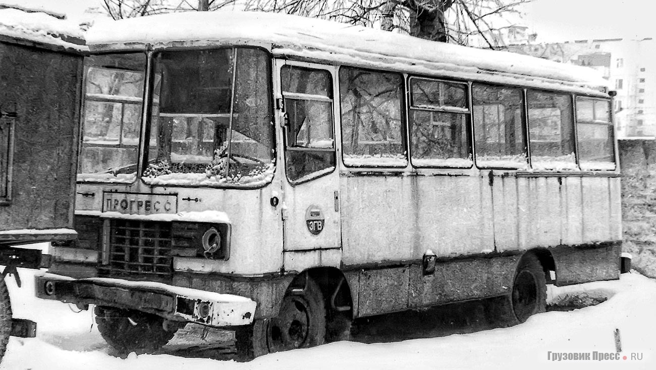 В таком виде приходили автобусы вместе с другой техникой при выводе ЗГВ. На фото ранний вариант автобуса «Прогресс-40» с круглыми фарами