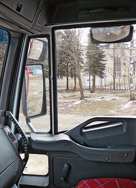 Система зеркал и дополнительное окно для наблюдения за пронырливыми легковушками