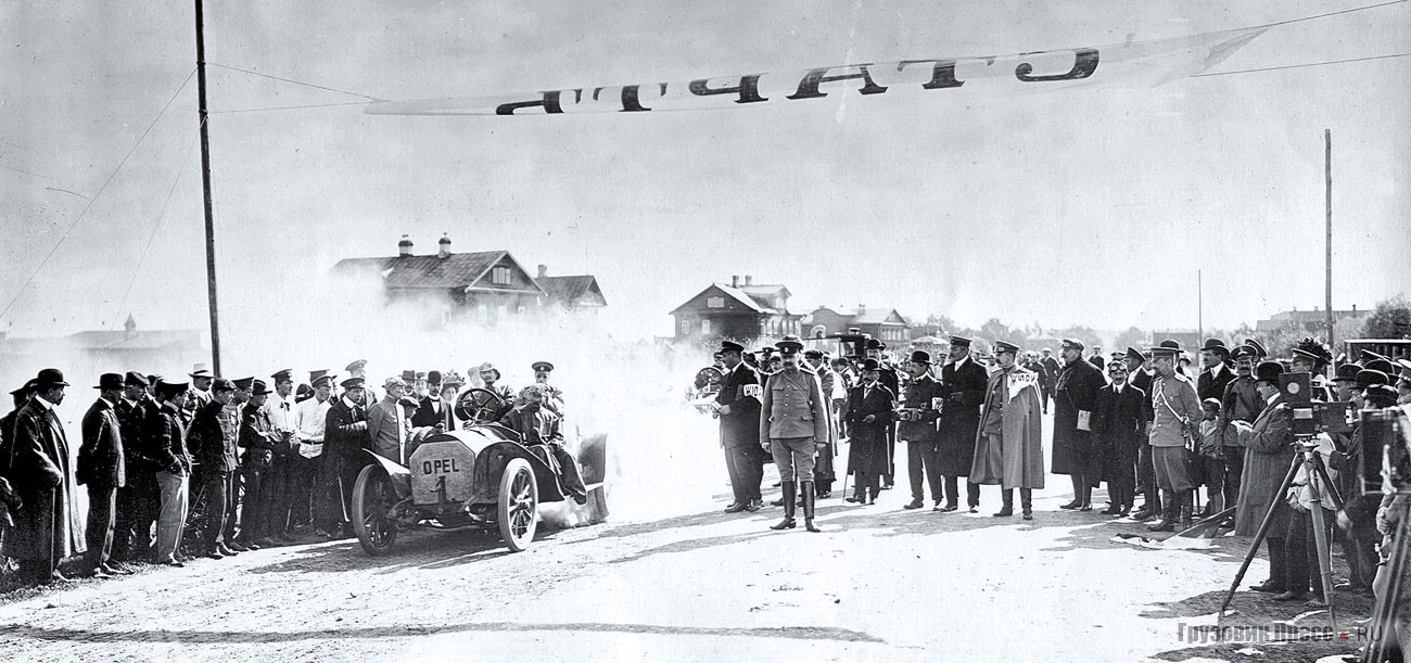 Самуэль Сурмец на старте пробега Санкт-Петербург – Рига – Санкт-Петербург за рулём автомобиля Opel, 1909 г.