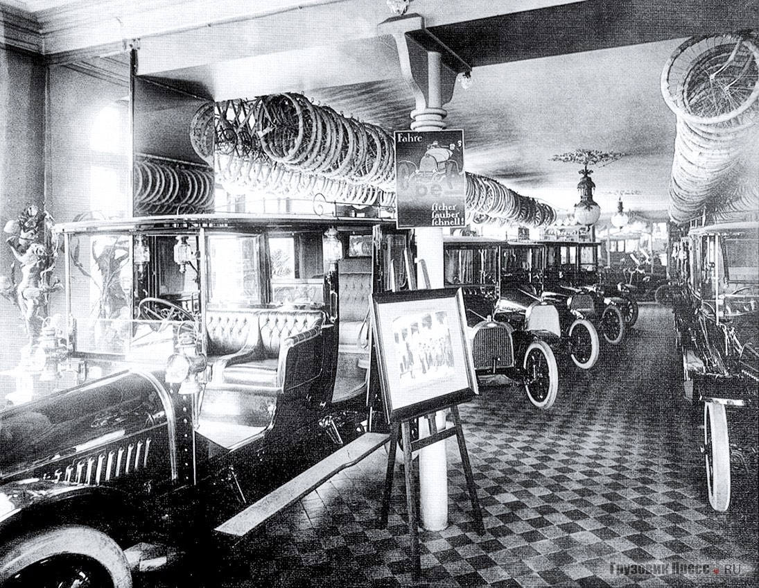 Торговый зал. Автомобили Opel, слева лимузин с роскошным кузовом производства фирмы «Победа», 1911 г.