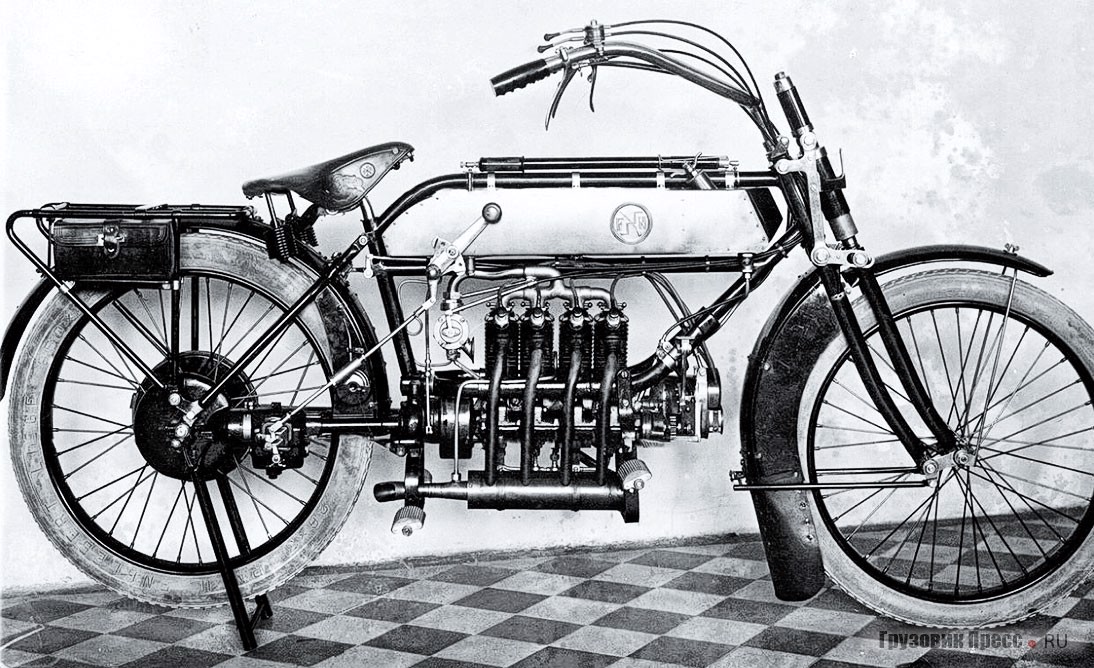 Бельгийский мотоцикл FN с карданным приводом в зале Торгового дома «Победа», 1911 г.