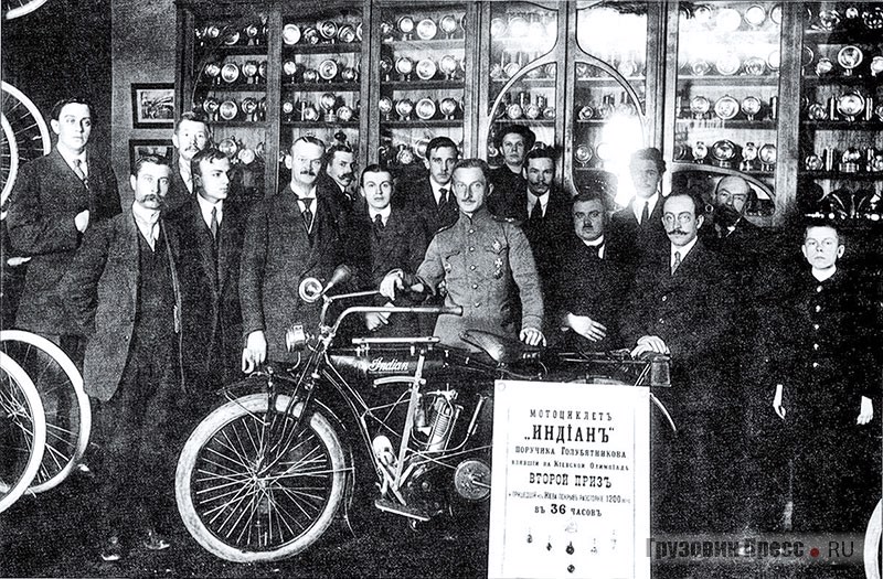 Презентация в торговом зале магазина «Победа» мотоцикла Indian поручика Голубятникова, взявшего второй приз на Киевской Олимпиаде 1913 г.