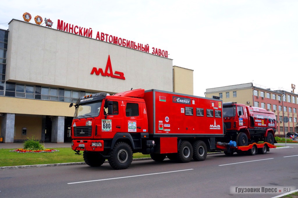 «И за-а-аводска-а-ая проходна-а-ая» - такой кадр можно сделать только в выходной день – в будни здесь все заставлено машинами