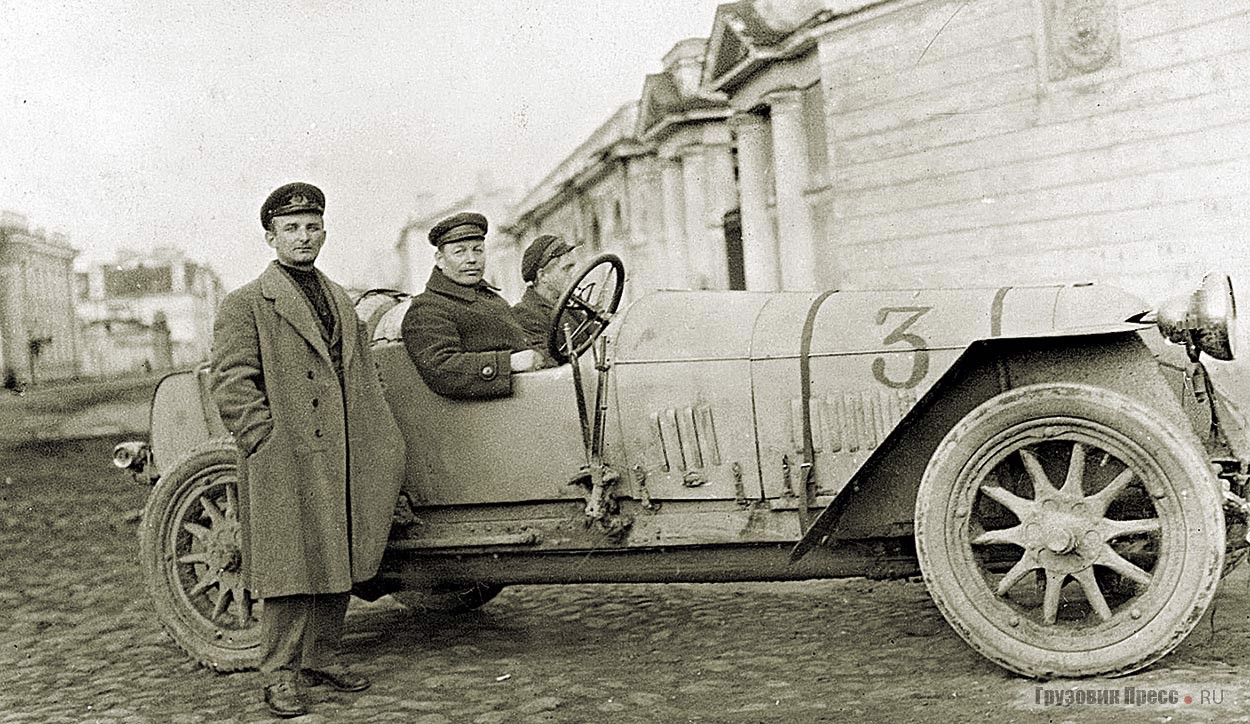 И.И. Иванов на автомобиле Benz 39/100/115 перед стартом. Ленинград, 1924 г.