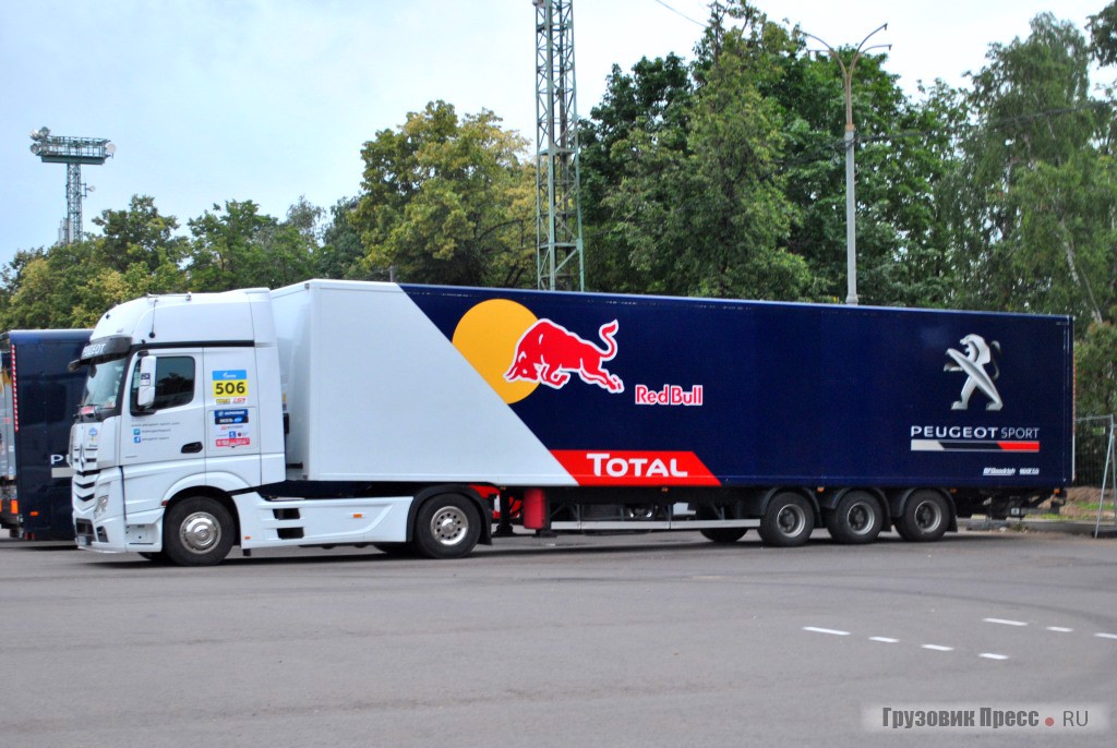 «Техничка» Mercedes-Benz Actros команды TEAM PEUGEOT TOTAL