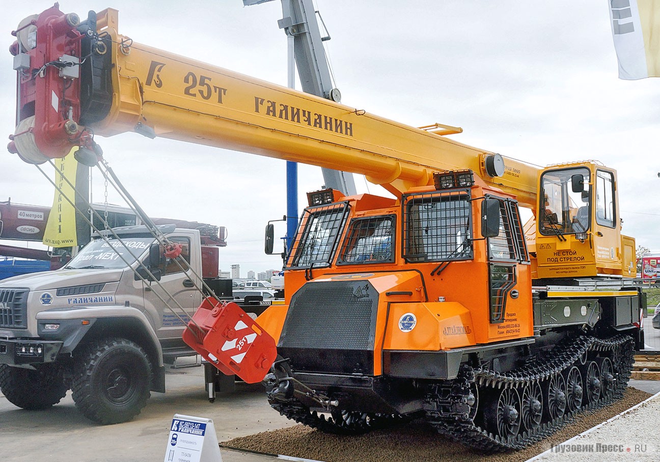 25-тонный кран КС-59713-14Т «Галичанин» на гусеничном шасси ТЛ-5АЛМ производства Завода «Алтайлесмаш»