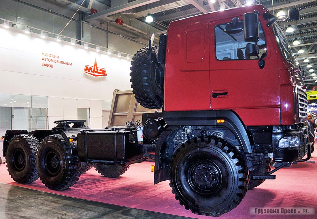 Полноприводный седельный тягач МАЗ-6432H9, рассчитанный на работу в составе автопоезда с полной массой 65 000 кг