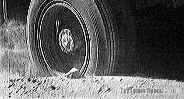 Наглядная иллюстрация тяжелого покорения пустыни: буксующее заднее колесо ЗИС-5 с 2-оконым диском и с его неповторимым массивным фланцем полуоси, доходившим почти до наружной кромки обода