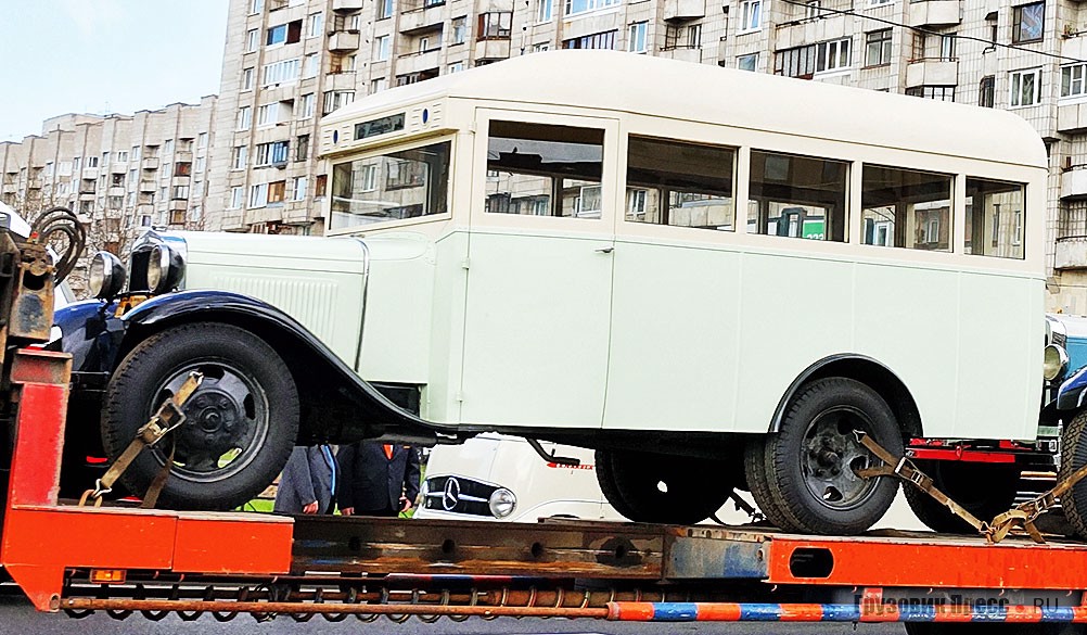 Традиционно парадную колонну возглавили автобусы довоенного образца – на них перемещались VIP-гости парада, представители администрации города и руководители крупнейших транспортных предприятий. Машины зрителям мероприятий хорошо знакомы: это качественно воссозданные автобусы на оригинальных шасси горьковской «полуторки» [b](ГАЗ-03-30)[/b]…