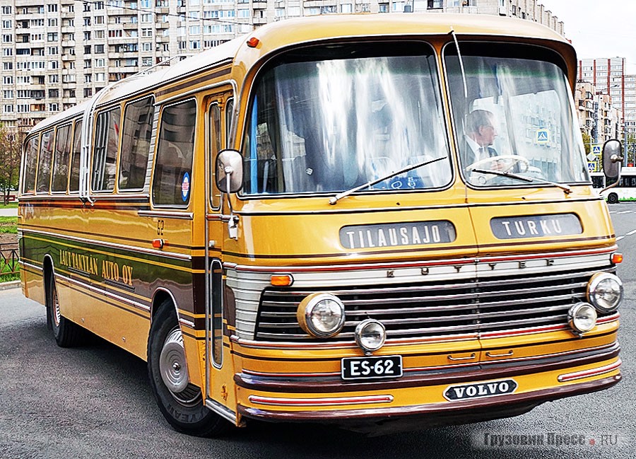Финская делегация прибыла на «деревянном» автобусе местного производства – [b]Kutter 7[/b] на шасси Volvo. Автобус с кузовом на деревянном каркасе был построен в 1969 году, работал на маршруте «Хельсинки–Пори», а после – на деревенских линиях до 1982 года. С 1994 года он – музейный экспонат со специальной регистрацией как ретроавтомобиля