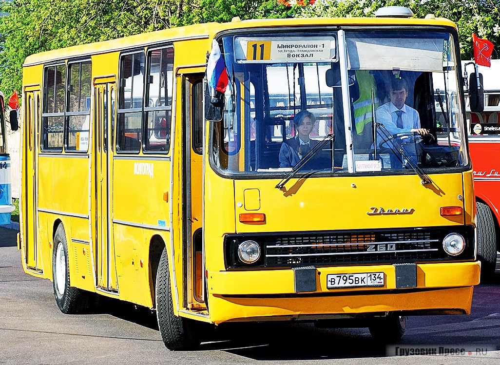 А этот глянцевый «Икарус» ([b]Ikarus 260.50[/b]) прибыл не из музея – он принадлежит поклоннику марки из Волгограда, который специально прибыл в Санкт-Петербург для участия в параде. Важно отметить, что всеми работами по восстановлению этого автобуса владелец занимается самостоятельно – от слесарных до кузовных и малярных работ, обучаясь всему непосредственно в процессе и описывая всё в собственном блоге