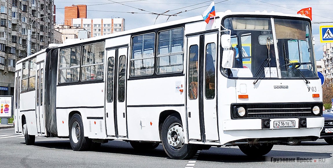 …и [b]Ikarus 280.330[/b] в правильном белом окрасе – автобус учебного комбината «Пассажиравтотранса»