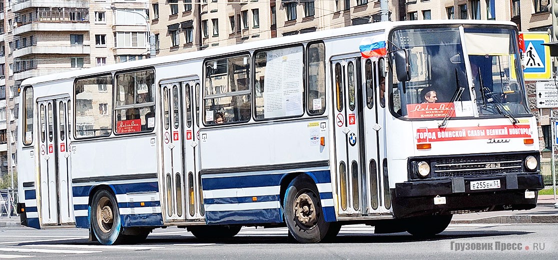 Из Великого Новгорода на парад прибыл [b]Ikarus 263.01[/b]. В первой жизни эта машина работала в Германии, во второй – в Тамбове, а третью ведёт в качестве коллекционного экспоната. Интересно, что минувшей зимой хозяева передали свои «Икарусы» местному автопредприятию в безвозмездную аренду: у АТП изъяли арендуемые современные автобусы, и, таким образом, музейные экспонаты временно вернулись на маршруты, спасая город от транспортного коллапса