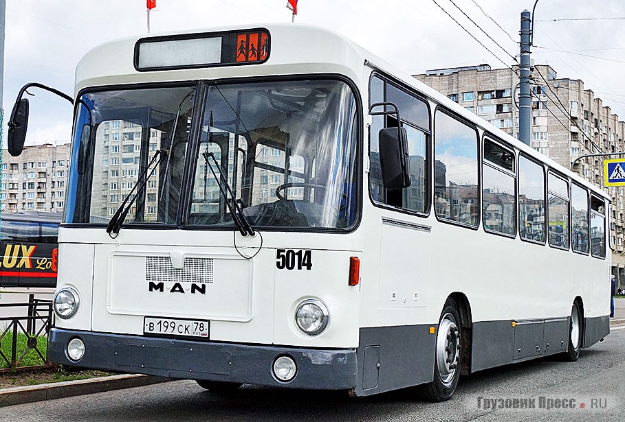 В музее ПАТа есть и классический немецкий автобус – [b]MAN SL200[/b], поставленный в составе крупной партии подержанных автобусов из Германии около 15 лет назад. Когда-то он остался последним «МАНом» на городских маршрутах Петербурга – так он оказался в музейном собрании