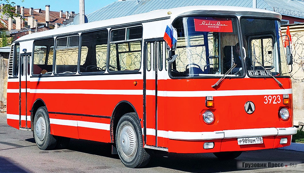 [b]«Наташка» ЛАЗ-695Н[/b] из коллекции RetroBus – постоянный завсегдатай питерских ретровыездов. Эта машина претерпела уже не одну кардинальную смену облика, и не меняется лишь одно: это по-прежнему любимая игрушка своего счастливого обладателя, радующая не только его, но и окружающих