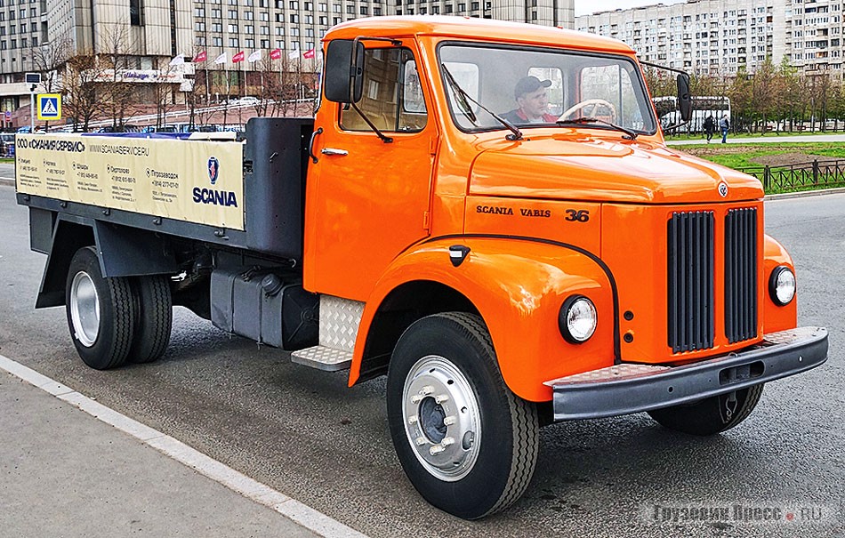 Компания «Петроскан» представила на параде и свой ретроэкспонат: в колонну включился грузовик [b]Scania-Vabis L36[/b] с четырёхцилиндровым дизелем D5 родом из шестидесятых годов