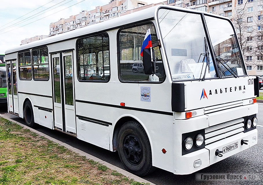 Автобус-реликт, которым петербургские транспортники могут по-настоящему гордиться – это [b]«Альтерна-4216»[/b]. Автобус, созданный в начале девяностых группой инженеров-выходцев с ЛиАЗа, а выпускавшийся множеством предприятий всей страны массовым продуктом так и не стал. А последние образцы «Альтерн» давно записаны в Красную книгу отечественного автобусостроения. В своей первой жизни эта «Альтерна» трудилась развозкой «Газпрома» в городе Невинномысске Ставропольского края