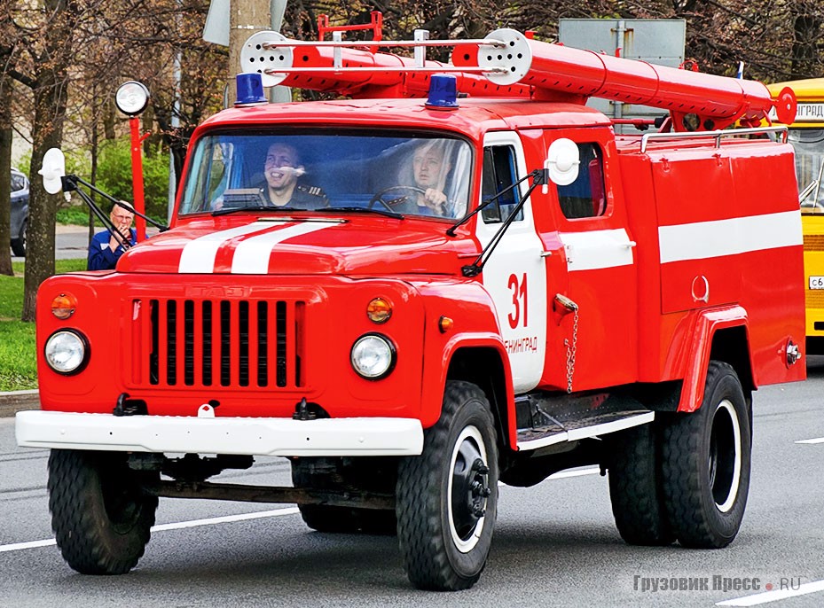 Петербургское ГУ МЧС представило на параде и свою ретротехнику: так, в колонну включилась пожарная автоцистерна [b]ГАЗ-53-12 / АЦ-2,9-30 (53-12) мод. 106В[/b]…