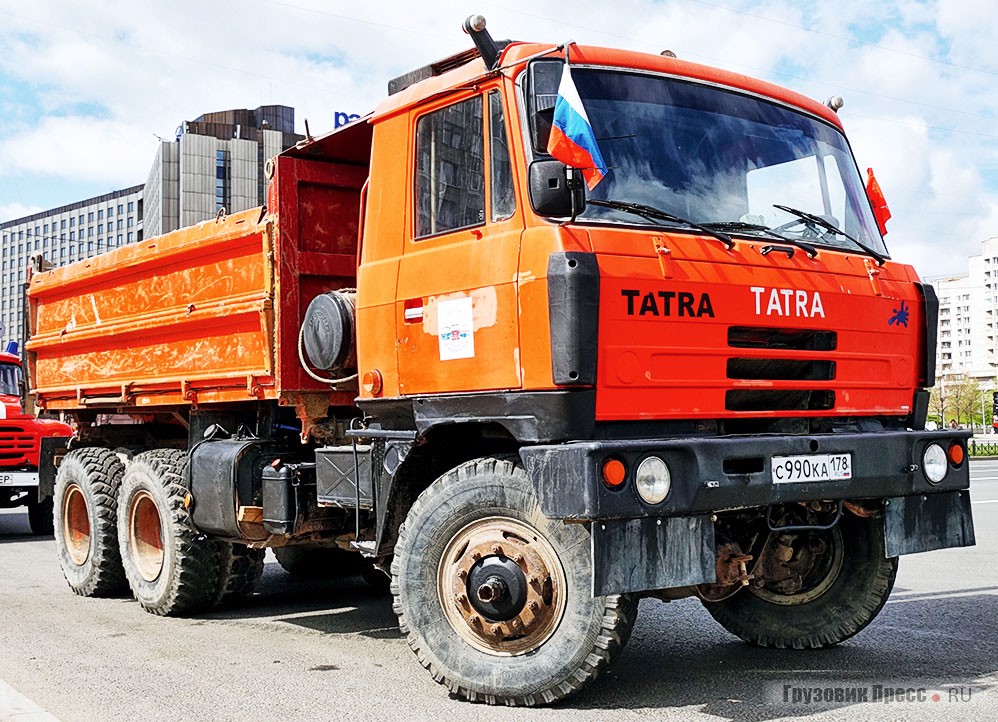 Эта [b]Tatra 815[/b] – тоже участник парада! Исходно работавшая на автобазе в Колпине, машина 1986 года постройки попала в частные руки ещё в 1993. После этого её ждала захватывающая и долгая жизнь в качестве строительного самосвала… а теперь ещё и ретроэкспоната по совместительству