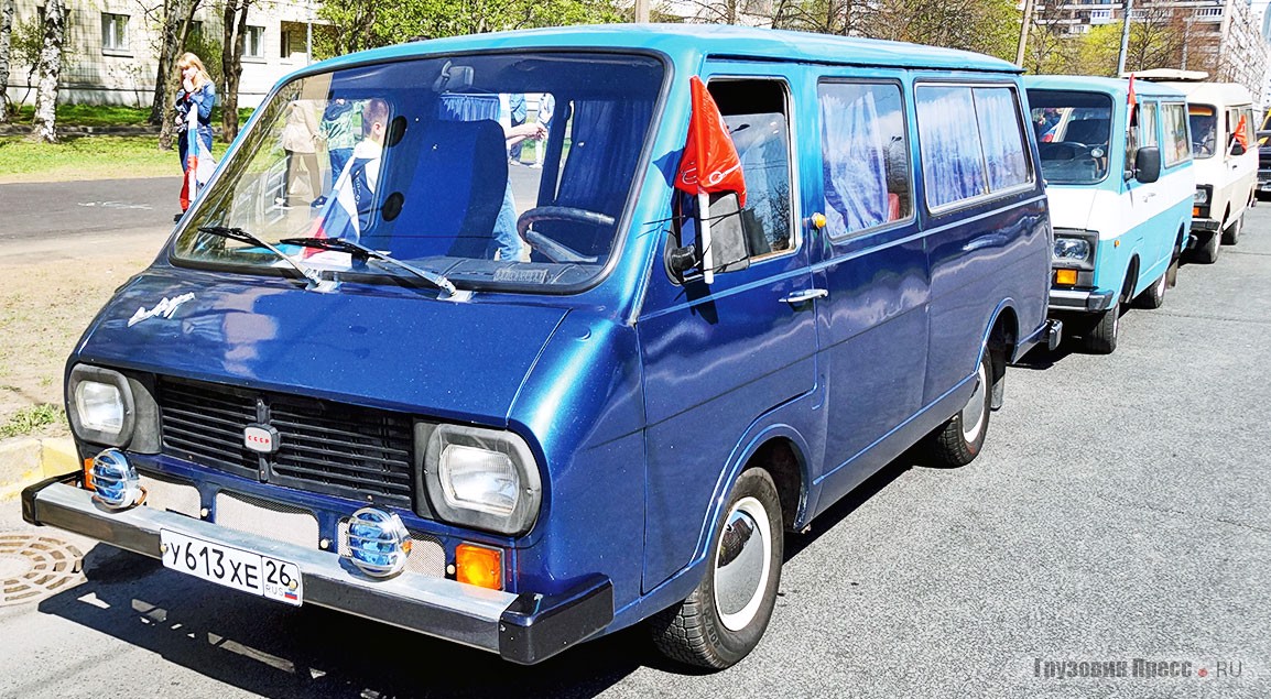 На этом параде приняло участие невиданное количество [b]РАФ-2203[/b] разных лет выпуска: в колонну вписалось сразу четыре латвийских микроавтобуса. Два из них, работающих в RetroBus, не раз мелькали на наших страницах, ещё один, с повышенной крышей, принадлежит ещё одному петербургскому «ретроводу». Четвёртая же машина, в модном синем «металлике», прибыла на парад со Ставрополья