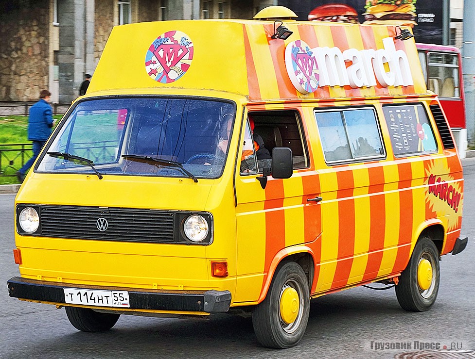Компанию РАФам составил и немецкий микроавтобус – [b]Volkswagen T3[/b], переоборудованный в передвижное кафе March