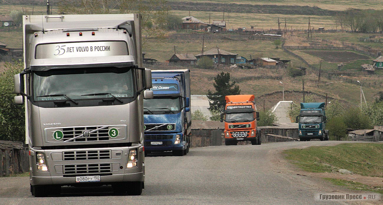 Юбилейный автокараван Volvo Trucks в Горном Алтае движется к границе с Монголией