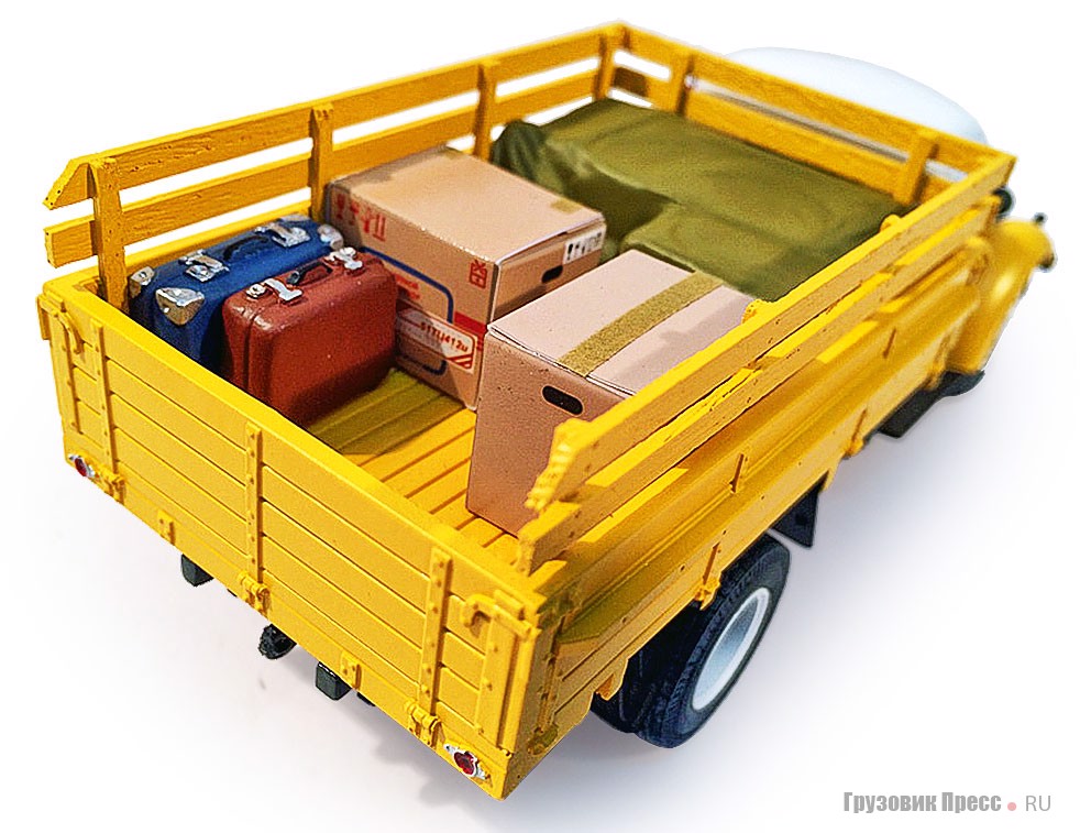 …а это собственно багаж. Кстати, «Сарлаб» предлагает аналогичный по назначению грузовик, но без бортов кузова. Багаж увязан верёвками