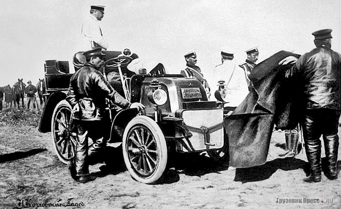 «Двигатель Луцкаго» во время манёвров в Курске в 1902 году. Около водительского места стоит он сам