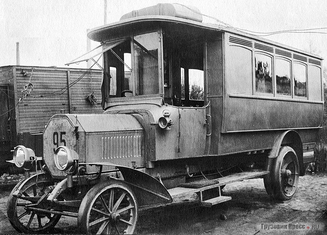 Радиостанция на базе автобуса Daimler-Marienfelde DM 4b поступила в 9-ю автомобильную роту через Швецию и Финляндию уже во время войны