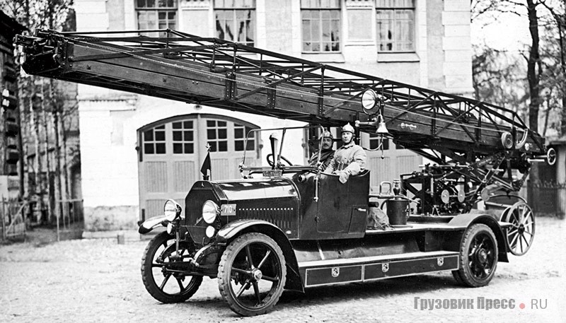 Автолестница Magirus DL-30 на шасси Mercedes-Daimler (Daimler-Marienfelde DM 5F) поступила на службу в Ленинградскую пожарную охрану в середине 20-х гг.