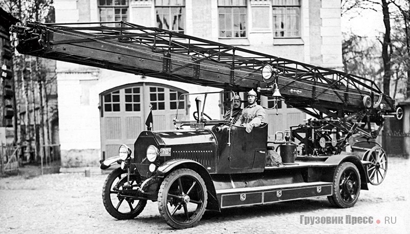 Автолестница Magirus DL-30 на шасси Mercedes-Daimler (Daimler-Marienfelde DM 5F) поступила на службу в Ленинградскую пожарную охрану в середине 20-х гг.