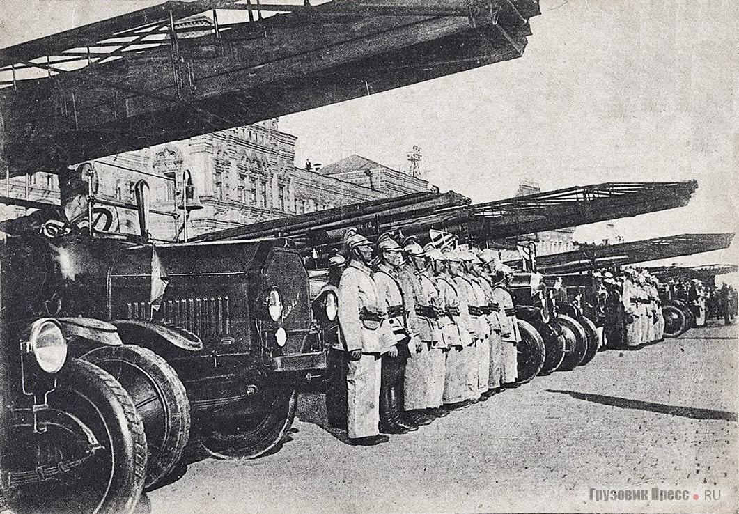 Парад московских пожарных на Красной площади. На переднем плане автолестница Metz MB-III на шасси Daimler DC 4dF. 26 мая 1931 г.